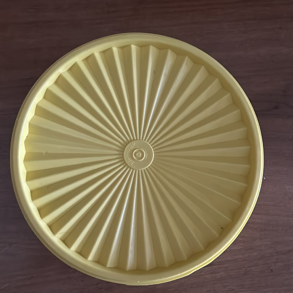 Tupperware container - Picture 2 of 5